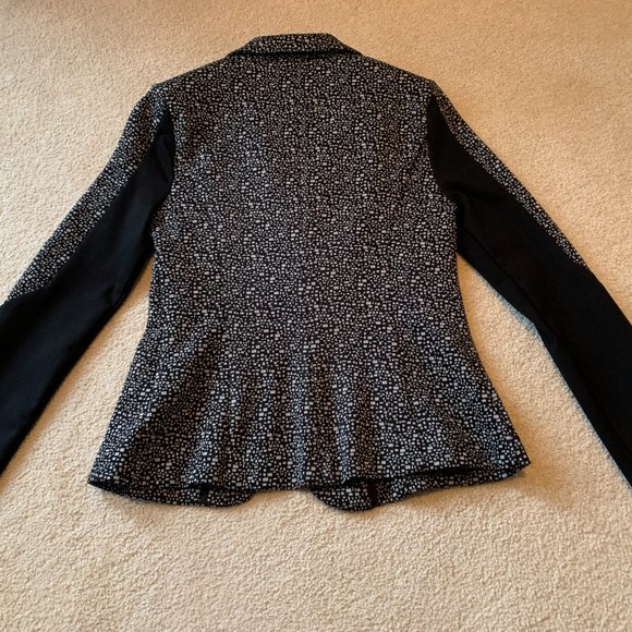 Gray and black suit - Picture 6 of 8